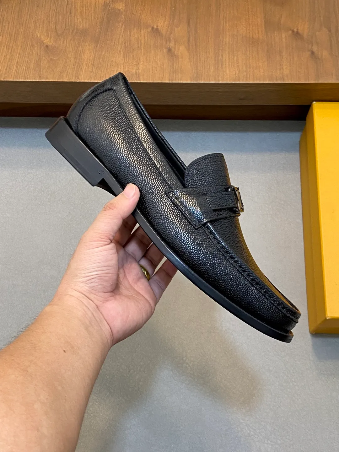 💰920 LV GLOVE slip-on loafers, top quality products produced in Guangzhou, ready for sale! These LV Glove loafers are made of selected soft crystal sheep leather. The leather surface has a slightly wrinkled texture and a very high-end texture. Each pair is unique. The leather surface is light and soft, with a delicate texture and good luster. It is a classic loafer style, with exquisite handmade mark stitching on the toe, and a square toe configuration to highlight the classic style. The horizontal band has hot-printed LV three-dimensional letters, semi-solid handcrafts and a genuine leather outsole, and a rubber patch on the heel to create wear-resistant performance and comfort. One of the must-have loafers for men! Comes with full original packaging! Code number: 39-40-41-42-43-44 (45 customized) standard leather shoe code